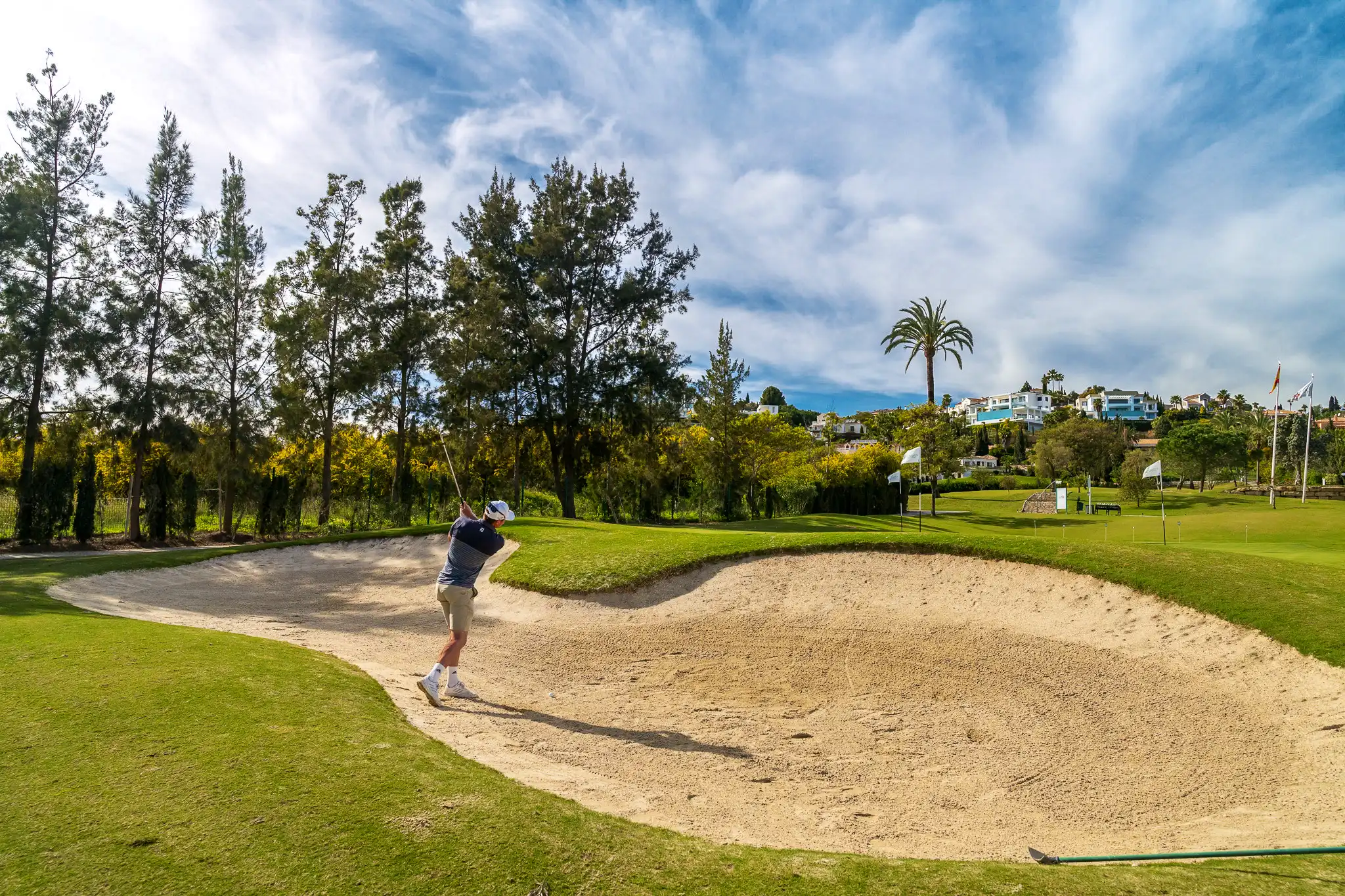 El Paraiso Golf Club - Estepona, Malaga Spain - Golf club chipping bunker practice2-2